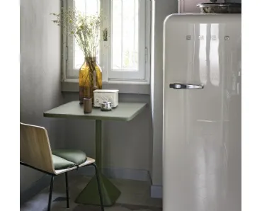 Tavolo quadrato TNP con base in ghisa di Kristalia