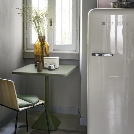 Tavolo quadrato TNP con base in ghisa di Kristalia