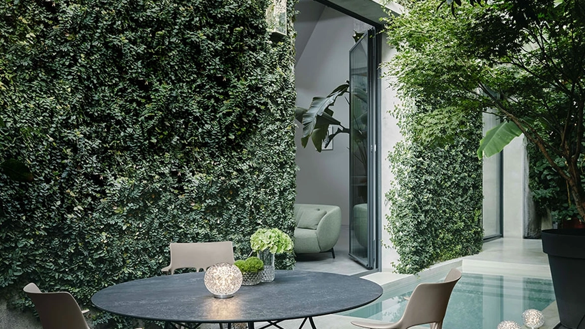 Tavolo Glossy in gres e acciaio di Kartell