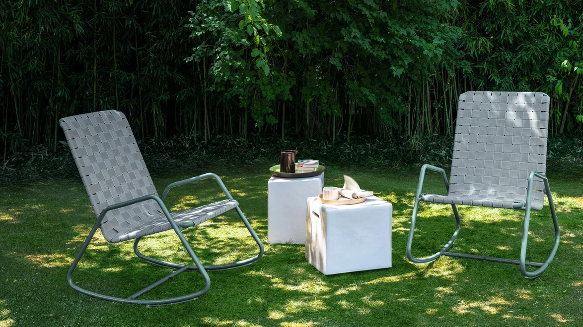 Poltroncina a dondolo Inout in alluminio di Gervasoni