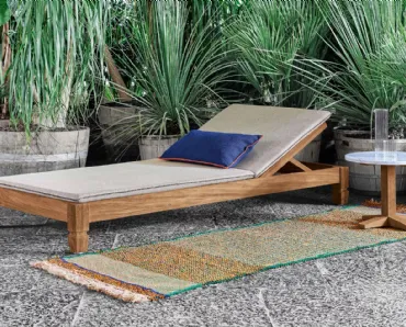 Lettino Prendisole Jeko in legno con cuscino in tessuto di Gervasoni