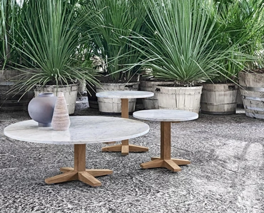 Tavolino Jeko in marmo e teak recuperato di Gervasoni