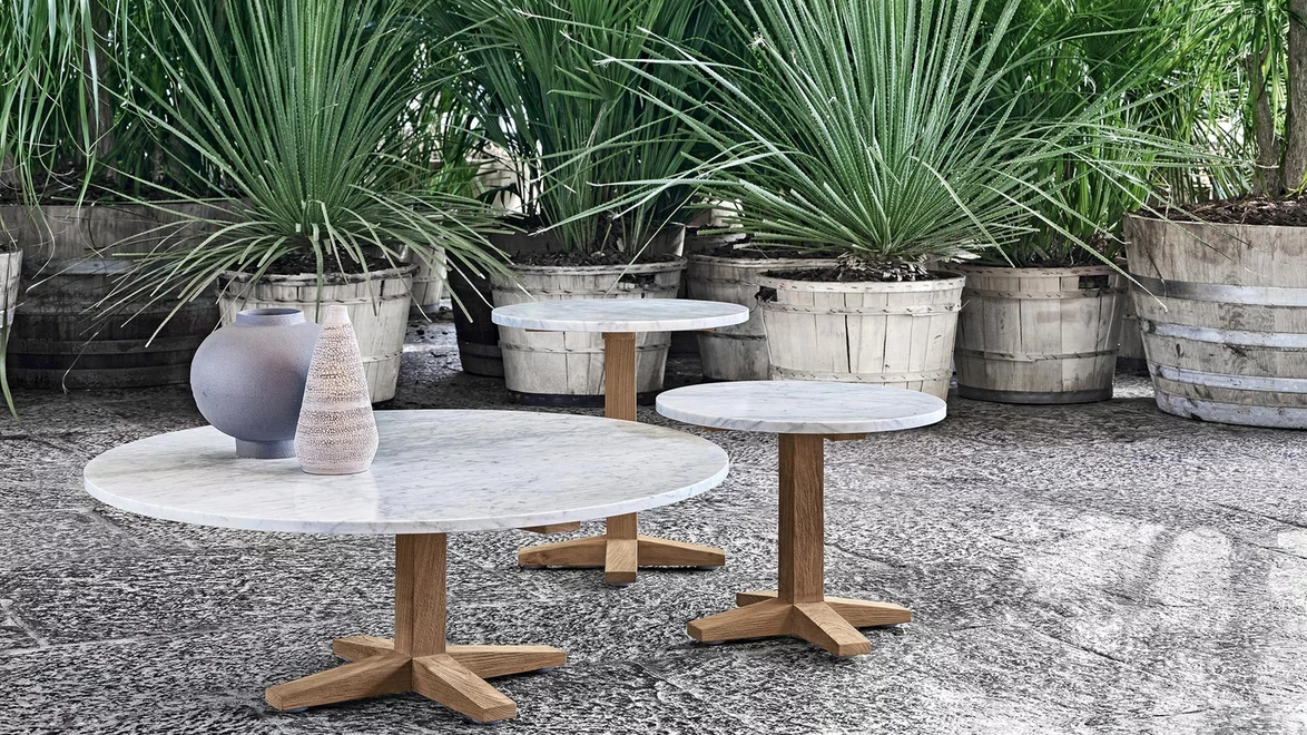 Tavolino Jeko in marmo e teak recuperato di Gervasoni