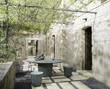 Kasane Pouf e Tavolo in terracotta di Gervasoni