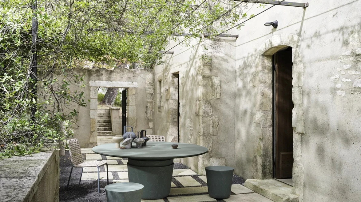 Kasane Pouf e Tavolo in terracotta di Gervasoni