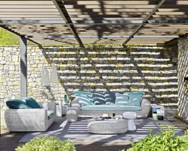 Arredo da esterno Panda realizzato con struttura in alluminio e intreccio in fibra sintetica di polietilene di Gervasoni