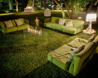 Arredo da esterno Pop Outdoor in finitura trasparente di Kartell